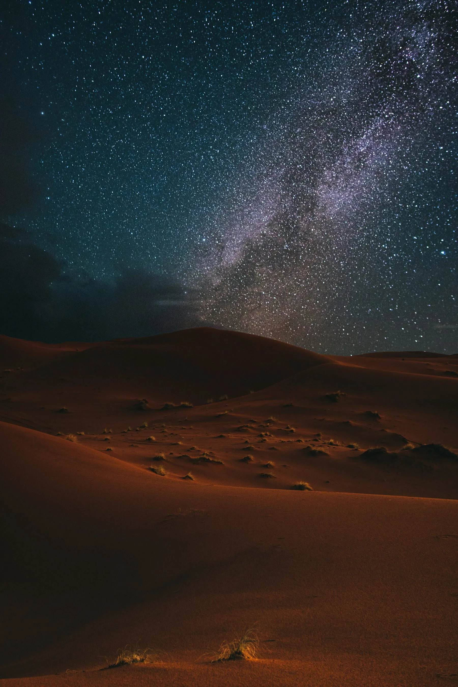 Duna del desierto bajo la Vía Láctea